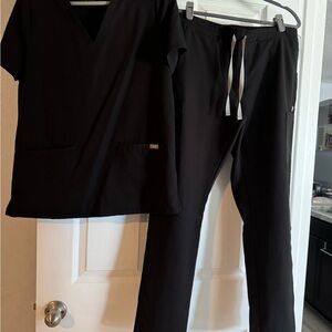 Figs Black Scrub set